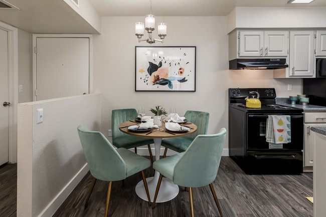 Elevate Apartments in Tucson, AZ - Foto de edificio - Building Photo