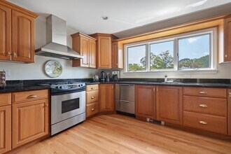 17 Gilbert St, Unit 2 in Newton, MA - Building Photo - Building Photo