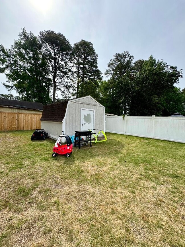 1217 Lakeview Dr in Portsmouth, VA - Building Photo - Building Photo