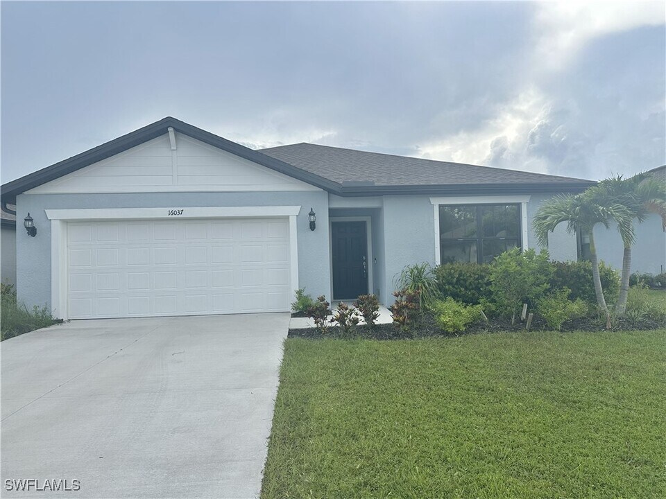 16037 Beachberry Dr in North Fort Myers, FL - Building Photo