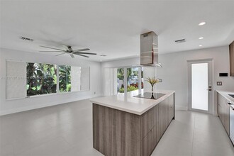 2706 NE 32nd Ave in Fort Lauderdale, FL - Building Photo - Building Photo