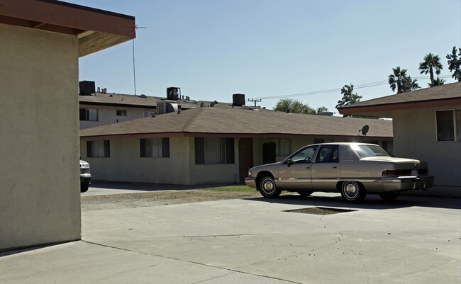 9033 Date St in Fontana, CA - Foto de edificio - Building Photo