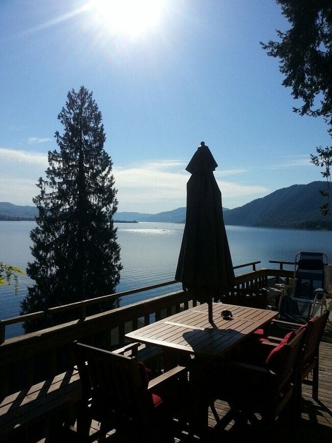 9232 S Lakeshore Rd in Chelan, WA - Building Photo - Building Photo