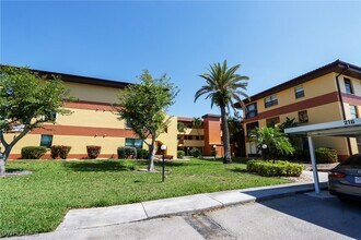 6110 Whiskey Creek Dr in Ft. Myers, FL - Foto de edificio - Building Photo