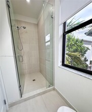 8272 NW 44th Ter in Doral, FL - Foto de edificio - Building Photo