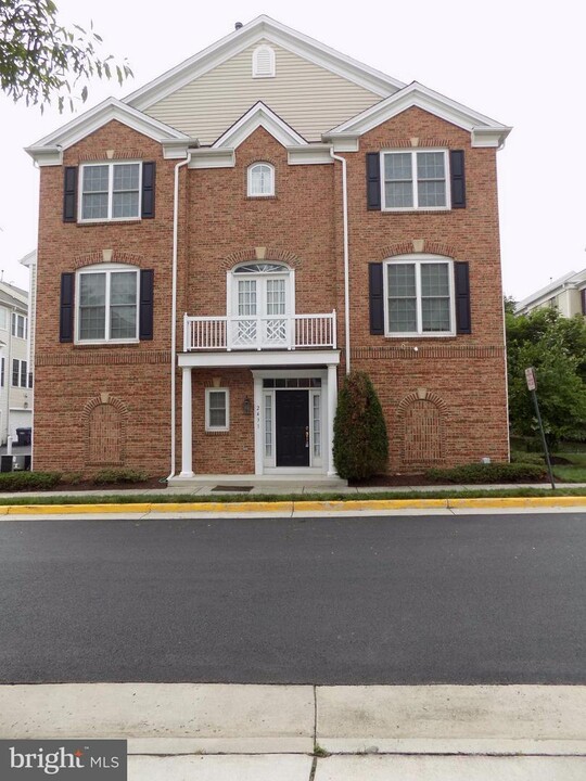 2431 Huntington Park Dr in Alexandria, VA - Building Photo