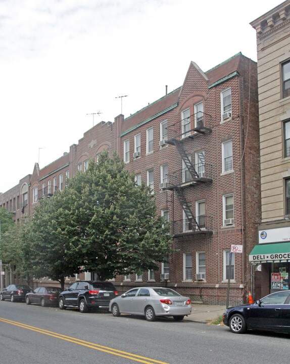 7406 17th Ave in Brooklyn, NY - Foto de edificio