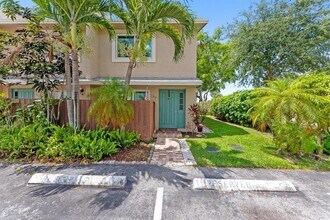 910 Banks Rd in Coconut Creek, FL - Foto de edificio - Building Photo