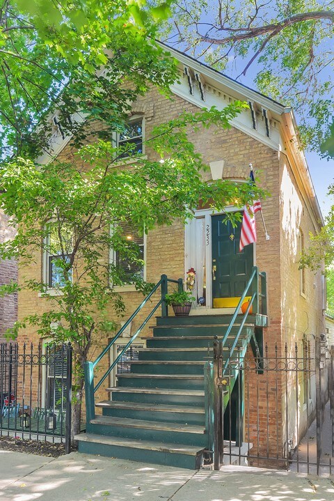 2233 Janssen Ave in Chicago, IL - Building Photo