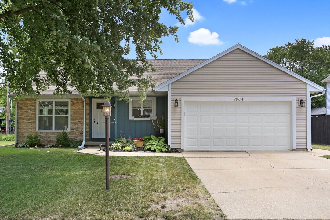 2004 Scottsdale Dr in Champaign, IL - Building Photo