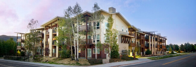 Skiview Place Apartments in Steamboat Springs, CO - Foto de edificio - Building Photo