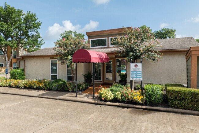 Ambiance Townhomes in Houston, TX - Foto de edificio - Building Photo