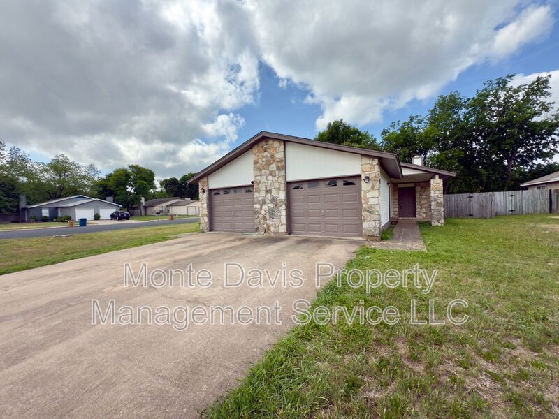 8701 Piney Point Dr in Austin, TX - Foto de edificio