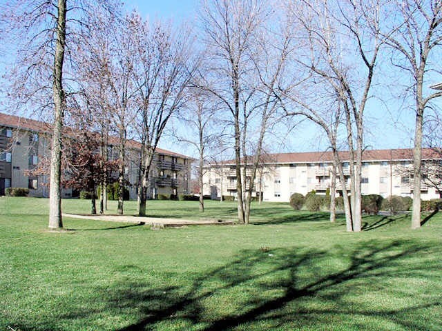 Park Terrace Apartments in Park City, IL - Foto de edificio - Building Photo