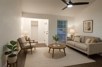 1402 S Carrier Pkwy in Grand Prairie, TX - Building Photo - Building Photo