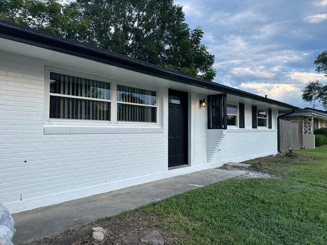 1900 River Oaks Dr in New Orleans, LA - Building Photo - Building Photo