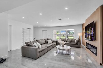 1255 NE 199th St in Miami, FL - Building Photo - Building Photo