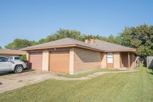 6509 Sayle St in Greenville, TX - Building Photo