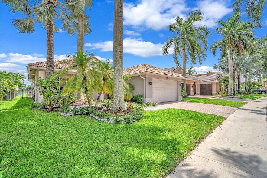 1737 Harbor View Cir in Weston, FL - Building Photo