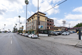 Silva Crossing in Sylmar, CA - Foto de edificio - Building Photo