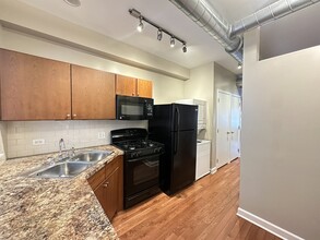 678 N Orleans St, Unit M02B in Chicago, IL - Building Photo - Building Photo