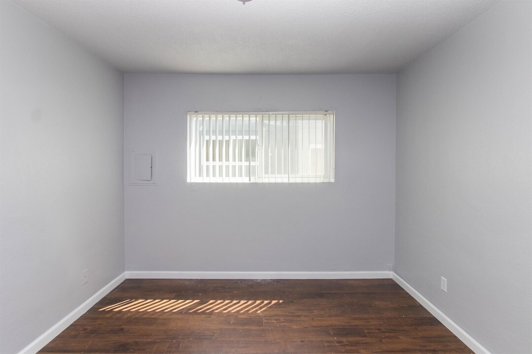 927 Daisy Ave-Unit -4 in Long Beach, CA - Building Photo