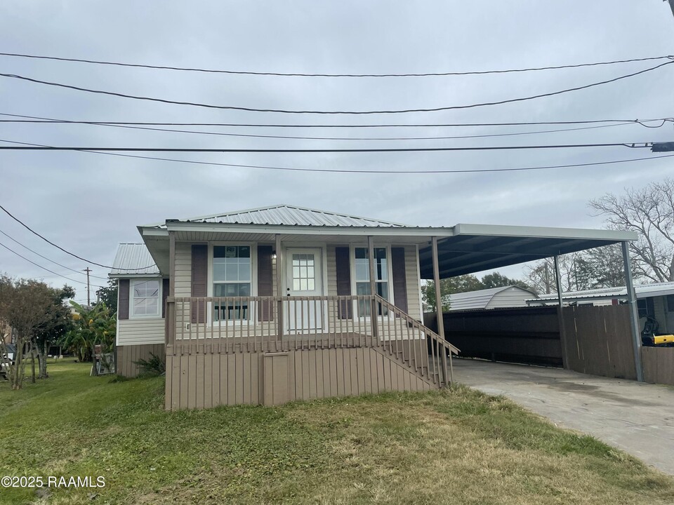 705 E Paul St in Erath, LA - Foto de edificio