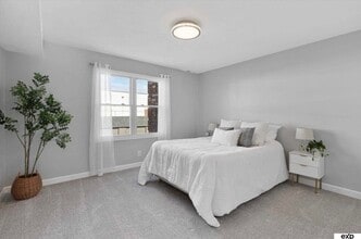 12727 Woodcrest Plz, Unit 3-222 in Omaha, NE - Foto de edificio - Building Photo