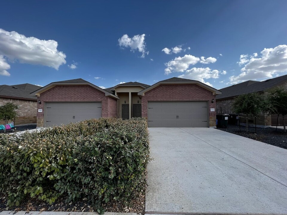 1145 Stanley Wy in Seguin, TX - Foto de edificio
