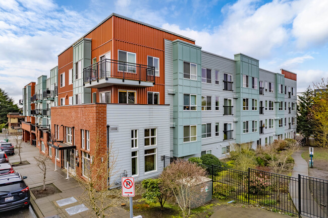 Sapphire Condominiums in Seattle, WA - Building Photo - Building Photo