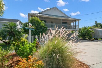 109 Peterson Ln in Palm Harbor, FL - Building Photo - Building Photo