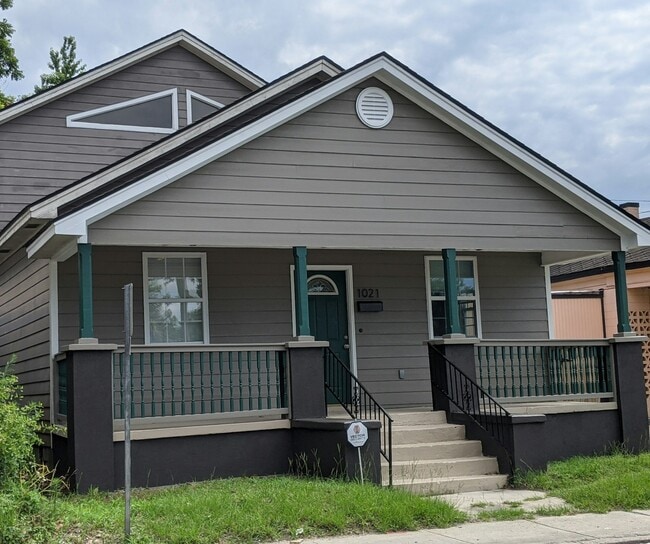 property at 1021 W Victory Dr