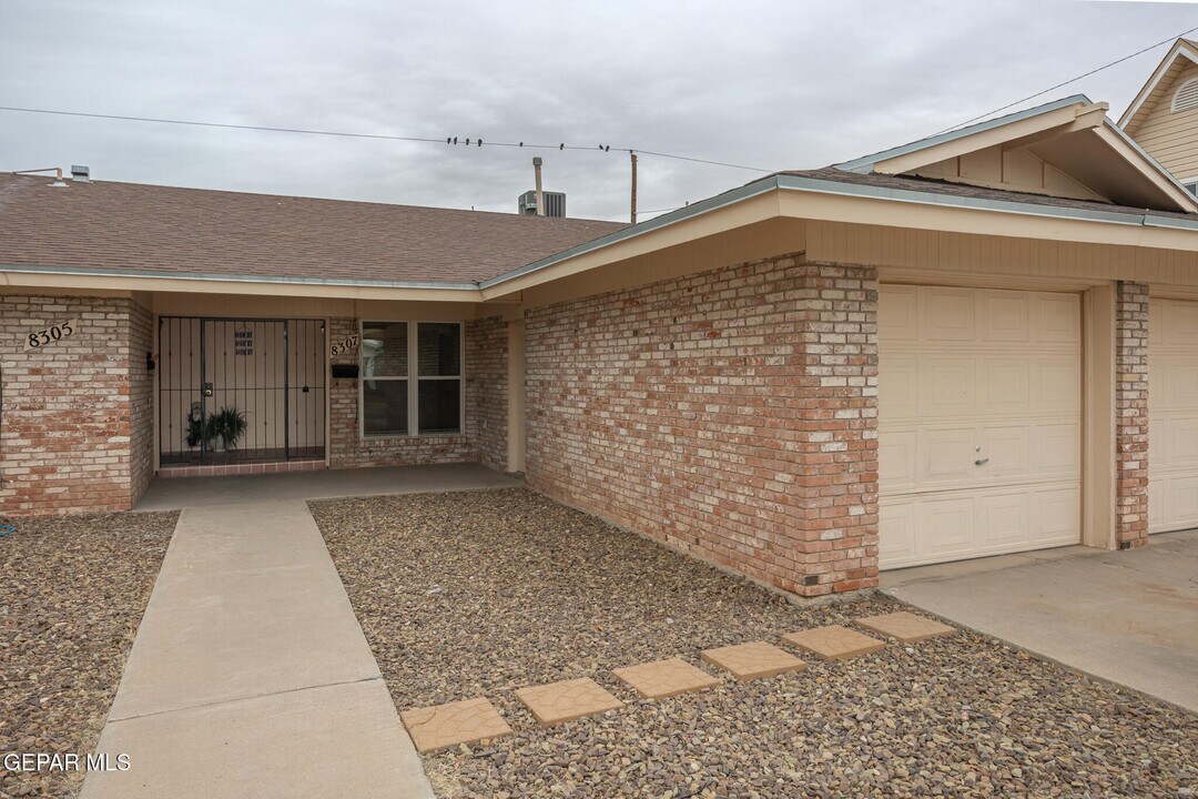 8307 Mettler Dr in El Paso, TX - Building Photo