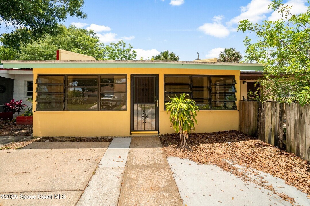 212 E Towne Pl in Titusville, FL - Building Photo