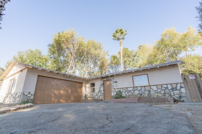 20865 Burbank Blvd in Los Angeles, CA - Building Photo - Building Photo