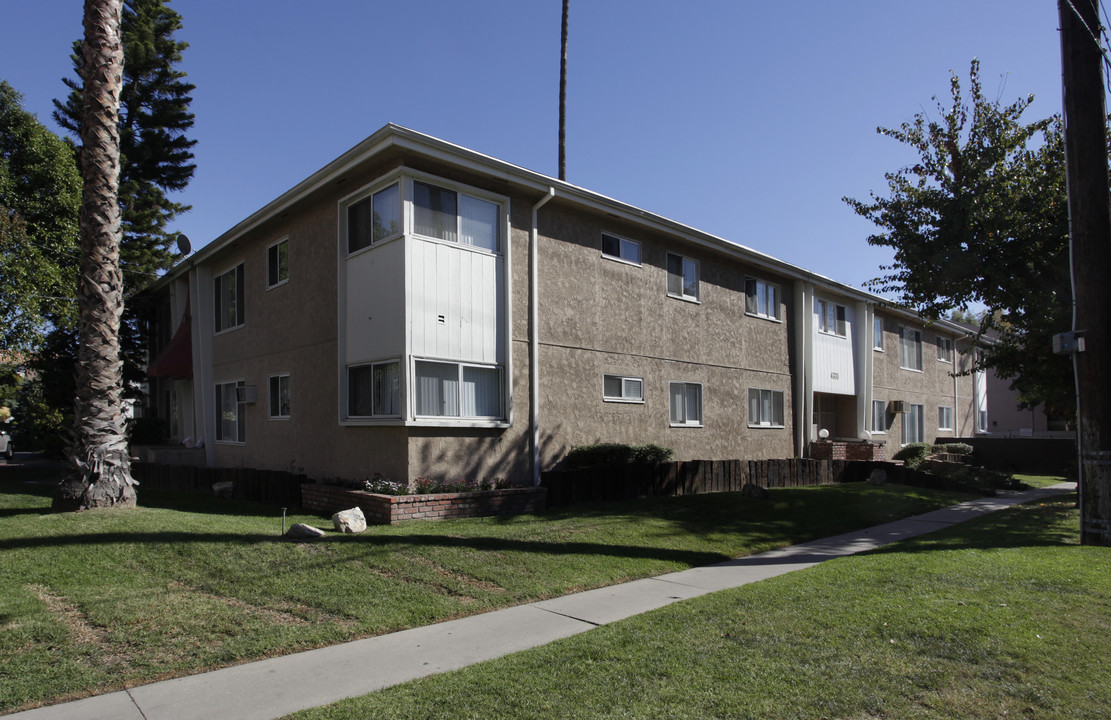 Vineland Apartments in North Hollywood, CA - Foto de edificio