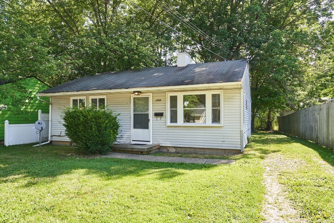 1599 Delba St in Akron, OH - Building Photo