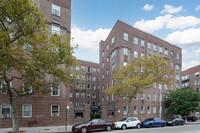 5911 Queens Blvd in Woodside, NY - Foto de edificio - Building Photo