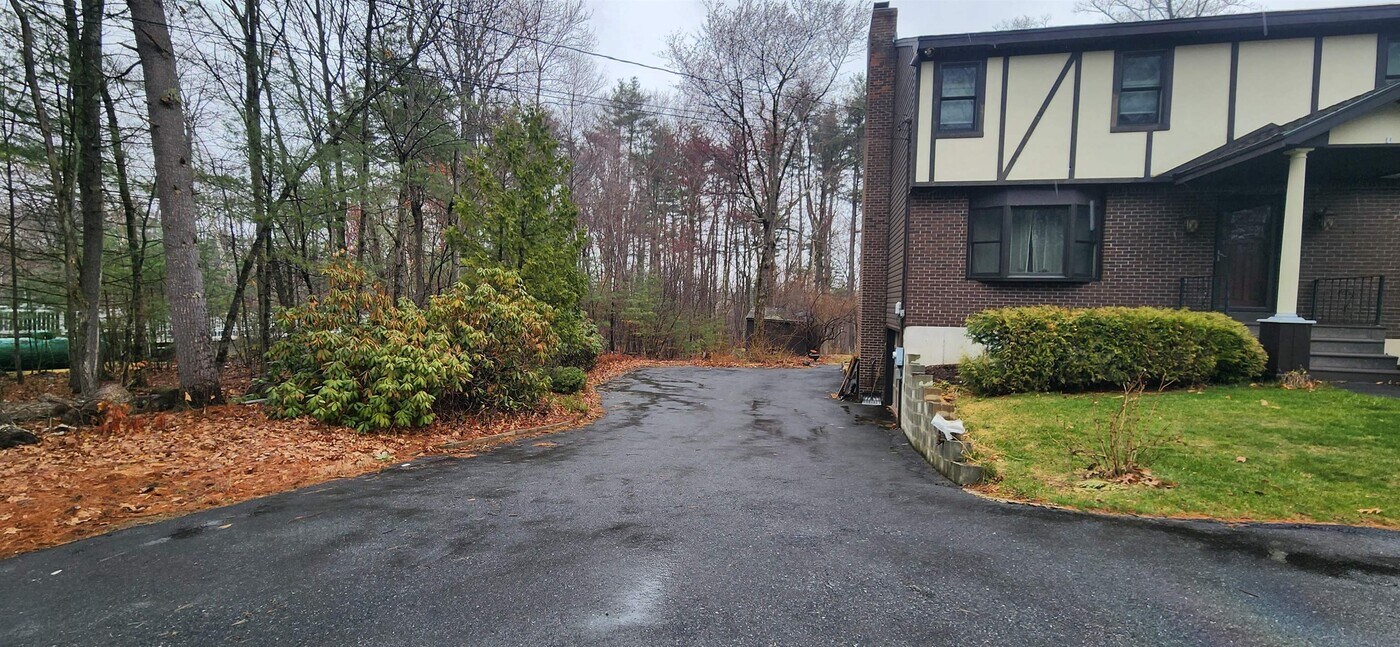 62 Hovey Rd in Londonderry, NH - Building Photo