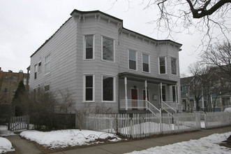 1034 W Wellington Ave in Chicago, IL - Foto de edificio - Building Photo