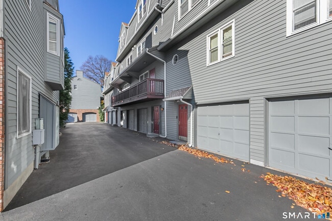 44 Pleasant St in Danbury, CT - Building Photo - Building Photo