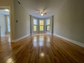 647 Oakdale W Ave in Chicago, IL - Building Photo - Building Photo