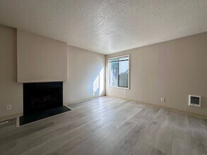 6955 SW Montauk Cir in Lake Oswego, OR - Building Photo - Building Photo