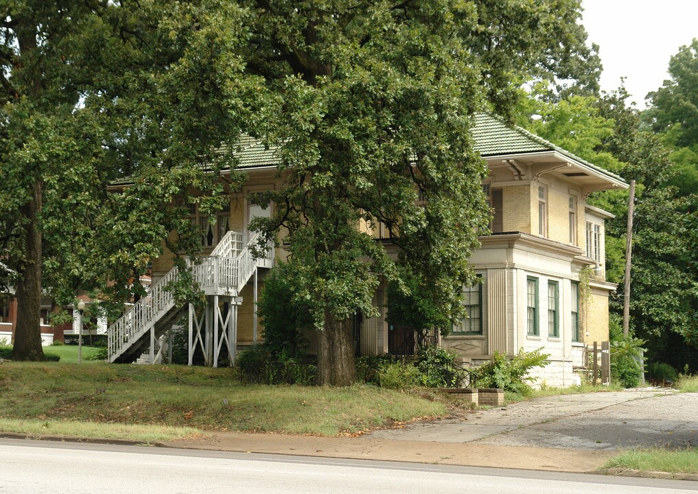 1642 Poplar Ave in Memphis, TN - Building Photo
