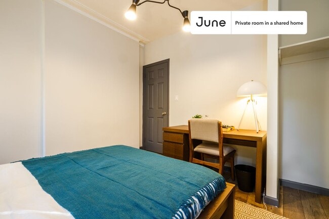 Private bedroom in 3 bed/1 bath Home in New York, NY - Building Photo - Building Photo