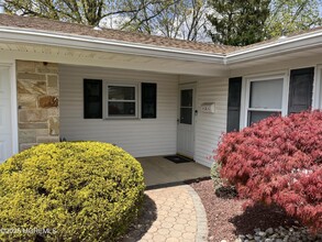 32 Idlewild Ln in Matawan, NJ - Building Photo - Building Photo