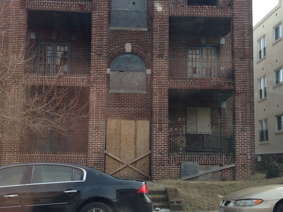 2427 Callow Ave in Baltimore, MD - Foto de edificio