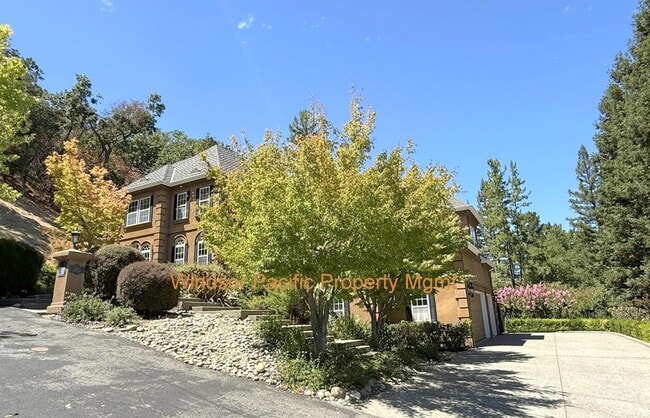 property at 20 Oak Crest Ln