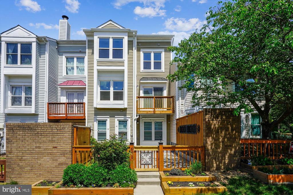 6010 Sunset Ridge Ct in Centreville, VA - Building Photo