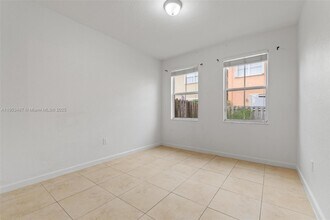 8394 NW 113th Path in Doral, FL - Building Photo - Building Photo